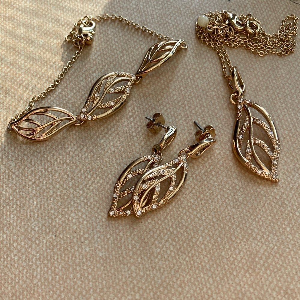 Avon Jewelry, Elegant Gold Leaf with Clear Rhinestones 3-Piece Set (NWOT) NBE-1